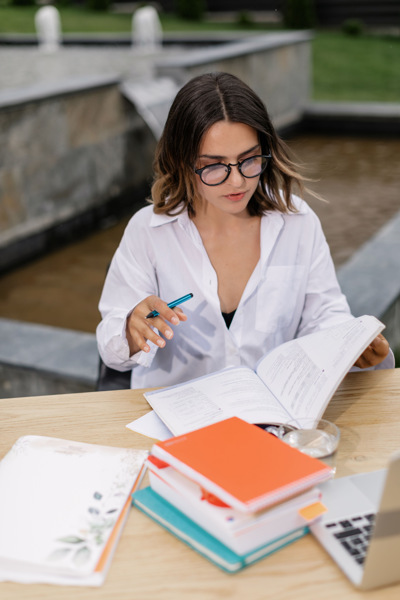 Studentin bei Masterarbeit oder Bachelorarbeit